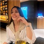 Soy una mujer joven titulada en comunicación social y marketing